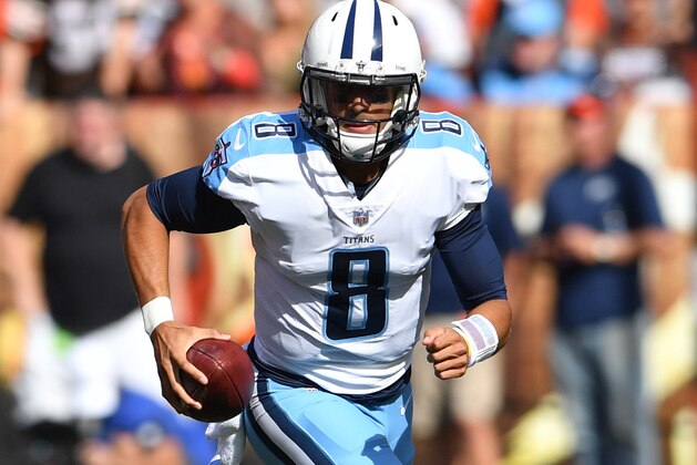 CLEVELAND, OH - OCTOBER 22: Marcus Mariota #8 of the Tennessee Titans scrambles for a first down in the second quarter against the Cleveland Browns at FirstEnergy Stadium on October 22, 2017 in Cleveland, Ohio. (Photo by Jason Miller/Getty Images)