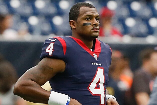 HOUSTON, TX - OCTOBER 15:  Deshaun Watson #4 of the Houston Texans warms up before playing the Cleveland Browns at NRG Stadium on October 15, 2017 in Houston, Texas.  (Photo by Bob Levey/Getty Images)