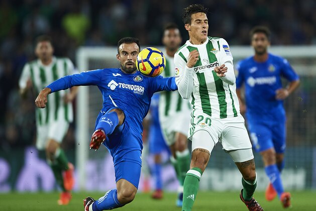 SEVILLE, SPAIN - NOVEMBER 03:  Cristian Tello of Real Betis Balompie (R) competes for the ball with Francisco Molinero of Getafe CF (L) during the La Liga match between Real Betis and Getafe at Estadio Benito Villamarin  on November 3, 2017 in Seville, .  (Photo by Aitor Alcalde Colomer/Getty Images)