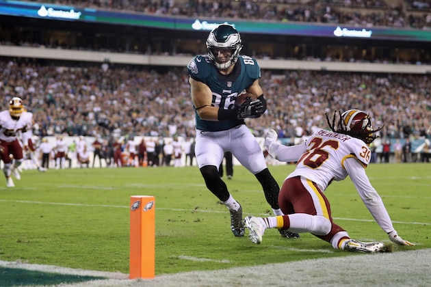PHILADELPHIA, PA - OCTOBER 23:  Zach Ertz #86 of the Philadelphia Eagles runs 4-yards to score a touchdown against the  D.J. Swearinger #36 of the Washington Redskins during the second quarter of the game at Lincoln Financial Field on October 23, 2017 in Philadelphia, Pennsylvania.  (Photo by Abbie Parr/Getty Images)