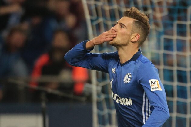 GELSENKIRCHEN, GERMANY - OCTOBER 20: Leon Goretzka of Schalke celebrates after scoring his team`s first goal during the Bundesliga match between FC Schalke 04 and 1. FSV Mainz 05 at Veltins-Arena on October 20, 2017 in Gelsenkirchen, Germany. (Photo by TF-Images/TF-Images via Getty Images)