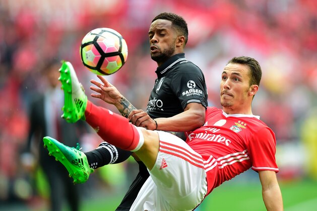 Benfica's Spanish defender Alex Grimaldo (L) vies with Vitoria Guimaraes' forward Hernani Fortes during the Portuguese league football match SL Benfica vs Vitoria Guimaraes SC at the Luz stadium in Lisbon on May 13, 2017. / AFP PHOTO / MIGUEL RIOPA        (Photo credit should read MIGUEL RIOPA/AFP/Getty Images)