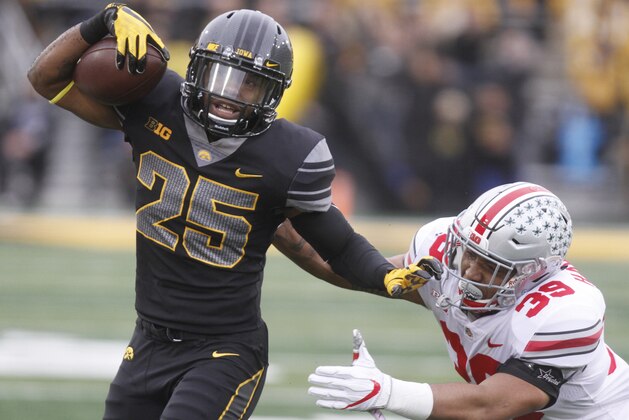 IOWA CITY, IOWA- NOVEMBER 04: Running back Akrum Wadley #25 of the Iowa Hawkeyes rushes up field during the second quarter against linebacker Malik Harrison #39 of the Ohio State Buckeyes on November 04, 2017 at Kinnick Stadium in Iowa City, Iowa. (Photo by Matthew Holst/Getty Images) IOWA CITY, IOWA- NOVEMBER 04: Running back Akrum Wadley #25 of the Iowa Hawkeyes rushes up field during the second quarter against linebacker Malik Harrison #39 of the Ohio State Buckeyes on November 04, 2017 at Kinnick Stadium in Iowa City, Iowa. (Photo by Matthew Holst/Getty Images)