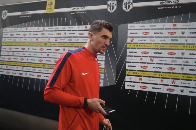ANGERS, FRANCE - NOVEMBER 04:  Thomas Meunier of Paris Saint-Germain reacts before the Ligue 1 match between Angers SCO and Paris Saint Germain (PSG) at Stade Raymond Kopa on November 4, 2017 in Angers, France.  (Photo by Xavier Laine/Getty Images)