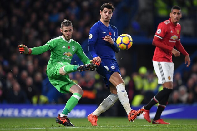 LONDON, ENGLAND - NOVEMBER 05:  David De Gea of Manchester United clears the ball while under pressure from Alvaro Morata of Chelsea during the Premier League match between Chelsea and Manchester United at Stamford Bridge on November 5, 2017 in London, England.  (Photo by Shaun Botterill/Getty Images)