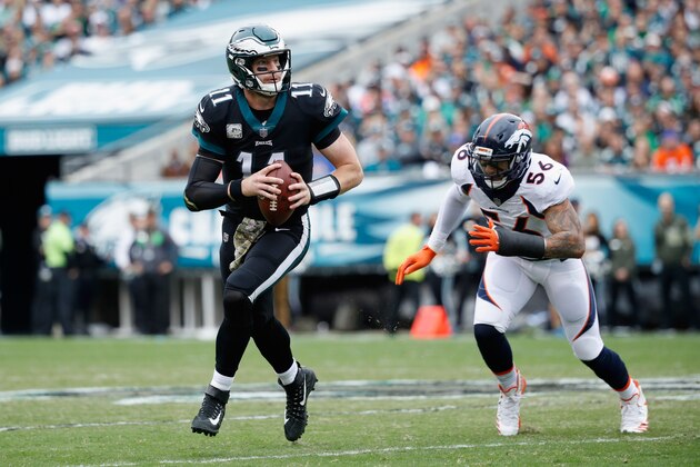 PHILADELPHIA, PA - NOVEMBER 05:  Quarterback Carson Wentz #11 of the Philadelphia Eagles runs the ball against outside linebacker Shane Ray #56 of the Denver Broncos during the first quarter at Lincoln Financial Field on November 5, 2017 in Philadelphia, Pennsylvania.  (Photo by Joe Robbins/Getty Images)