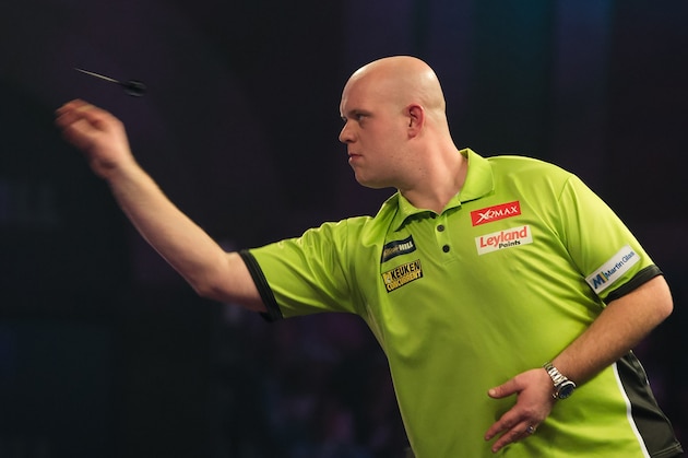 Netherlands' Michael van Gerwen throws during the PDC World Championship darts final against Scotland's Gary Anderson at Alexandra Palace in north London on January 2, 2017. / AFP / DANIEL LEAL-OLIVAS        (Photo credit should read DANIEL LEAL-OLIVAS/AFP/Getty Images)