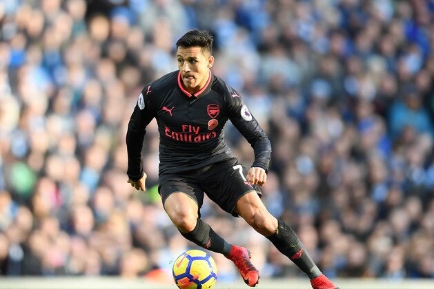 MANCHESTER, ENGLAND - NOVEMBER 05:  Alexis Sanchez of Arsenal in action during the Premier League match between Manchester City and Arsenal at Etihad Stadium on November 5, 2017 in Manchester, England.  (Photo by Laurence Griffiths/Getty Images)