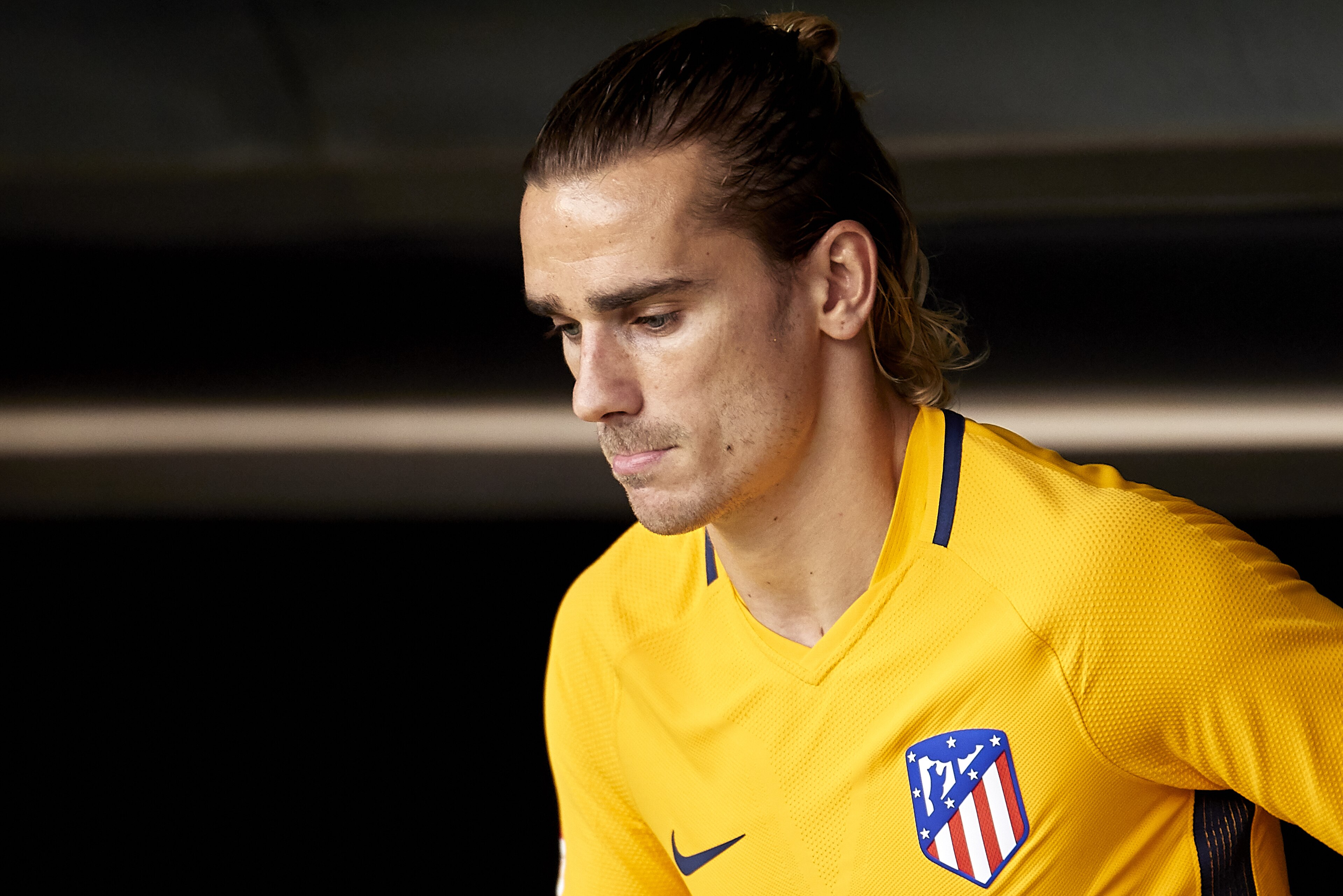 LA CORUNA, SPAIN - NOVEMBER 04: Antoine Griezmann of Atletico de Madrid looks on prior to the La Liga match between Deportivo La Coruna and Atletico Madrid at Riazor Abanca Stadium on November 4, 2017 in La Coruna, Spain. (Photo by fotopress/Getty Images) LA CORUNA, SPAIN - NOVEMBER 04: Antoine Griezmann of Atletico de Madrid looks on prior to the La Liga match between Deportivo La Coruna and Atletico Madrid at Riazor Abanca Stadium on November 4, 2017 in La Coruna, Spain. (Photo by fotopress/Getty Images)