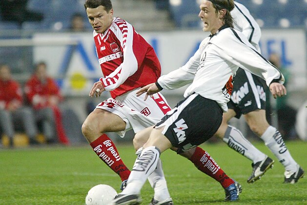 Denis Dasoul von Bregenz, rechts, kaempft am Mittwoch, 7. April 2004, beim Bundesligaspiel GAK gegen Bregenz im Schwarzenegger-Stadion, mit GAKs Libor Sinoko um den Ball.  (AP Photo/Markus Leodolter)