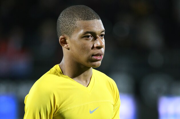 ANGERS, FRANCE - NOVEMBER 4: Kylian Mbappe of PSG during the French Ligue 1 match between Angers SCO and Paris Saint Germain (PSG) at Stade Raymond Kopa on November 4, 2017 in Angers, France. (Photo by Jean Catuffe/Getty Images)