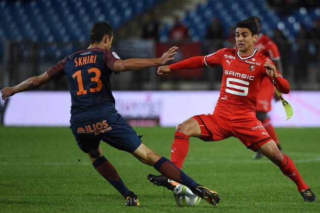 Rennes' French midfielder Benjamin Andre (R) vies with Montpellier's French midfielder Ellyes Skhiri (L) during to the French L1 football match between Montpellier and Rennes, on October 28, 2017 at the La Mosson Stadium in Montpellier, southern France. / AFP PHOTO / SYLVAIN THOMAS        (Photo credit should read SYLVAIN THOMAS/AFP/Getty Images)