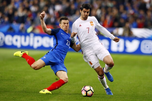 France's Laurent Koscielny, left, battles for the ball with Spain's Alvaro Morata during the international friendly soccer match between France and Spain at the Stade de France, Paris, Tuesday, March 28, 2017. (AP Photo/Francois Mori)