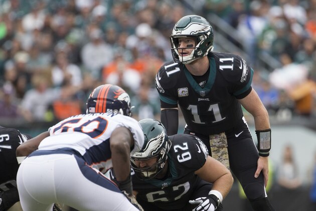 PHILADELPHIA, PA - NOVEMBER 5: Carson Wentz #11 of the Philadelphia Eagles waits for the snap against Zaire Anderson #50 of the Denver Broncos at Lincoln Financial Field on November 5, 2017 in Philadelphia, Pennsylvania. (Photo by Mitchell Leff/Getty Images)