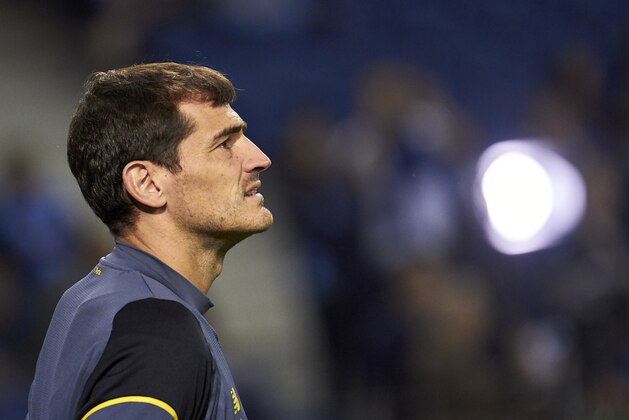 PORTO, PORTUGAL - NOVEMBER 01:  Iker Casillas of FC Porto looks on prior to the UEFA Champions League group G match between FC Porto and RB Leipzig at Estadio do Dragao on November 1, 2017 in Porto, Portugal.  (Photo by fotopress/Getty Images)