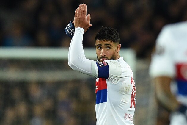 Lyon's French striker Nabil Fekir applauds supporters as he leaves the field, substituted during the UEFA Europa League Group E match between Everton and Lyon at Goodison Park, in Liverpool on October 19, 2017. / AFP PHOTO / Oli SCARFF        (Photo credit should read OLI SCARFF/AFP/Getty Images)