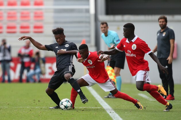 SEIXAL, PORTUGAL - OCTOBER 18: Manchester United FC defender Ethan Laird with SL Benfica forward Umaro Embalo in action during the UEFA Youth League match between SL Benfica and Manchester United FC at Caixa Futebol Campus on October 18, 2017 in Seixal, Portugal.  (Photo by Gualter Fatia/Getty Images)