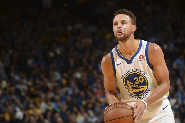 OAKLAND, CA - NOVEMBER 8: Stephen Curry #30 of the Golden State Warriors handles the ball against the Minnesota Timberwolves on November 8, 2017 at ORACLE Arena in Oakland, California. NOTE TO USER: User expressly acknowledges and agrees that, by downloading and or using this photograph, user is consenting to the terms and conditions of Getty Images License Agreement. Mandatory Copyright Notice: Copyright 2017 NBAE (Photo by Noah Graham/NBAE via Getty Images)