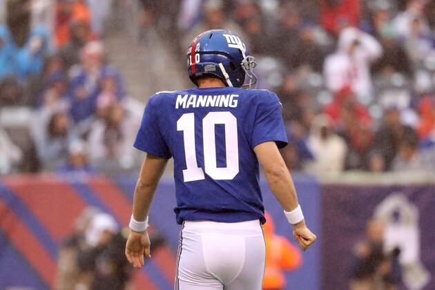 EAST RUTHERFORD, NJ - NOVEMBER 5: Quarterback Eli Manning #10 of the New York Giants walks off the field after throwing an interception against the Los Angeles Rams at MetLife Stadium on November 5, 2017 in East Rutherford, New Jersey. (Photo by Rob Carr/Getty Images)