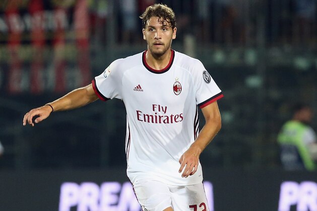 CROTONE, ITALY - AUGUST 20:  Manuel Locatelli of Milan during the Serie A match between FC Crotone and AC Milan on August 20, 2017 in Crotone, Italy.  (Photo by Maurizio Lagana/Getty Images)