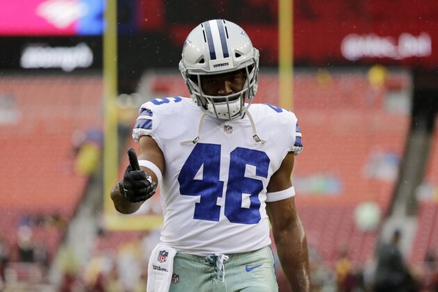 Dallas Cowboys running back Alfred Morris warms up prior to an NFL football game against the Washington Redskins, Sunday, Oct. 29, 2017, in Landover, Md. (AP Photo/Mark Tenally)