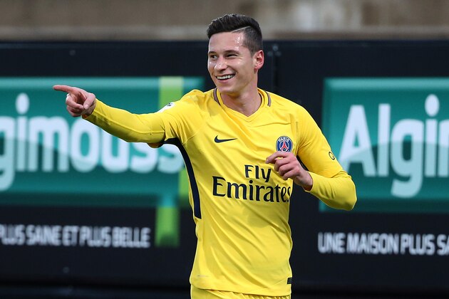 ANGERS, FRANCE - NOVEMBER 4: Julian Draxler of PSG celebrates his goal during the French Ligue 1 match between Angers SCO and Paris Saint Germain (PSG) at Stade Raymond Kopa on November 4, 2017 in Angers, France. (Photo by Jean Catuffe/Getty Images)