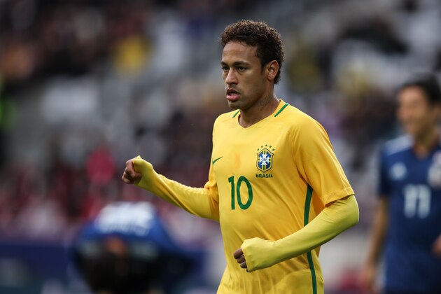 LILLE, FRANCE - NOVEMBER 10: Neymar Jr of Brazil  during the international friendly match between Brazil and Japan at Stade Pierre-Mauroy on November 10, 2017 in Lille, France. (Photo by Robbie Jay Barratt - AMA/Getty Images)