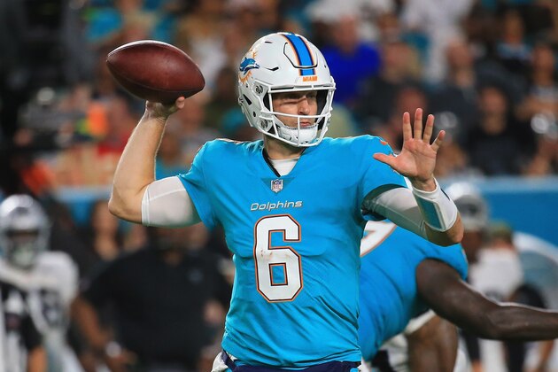 MIAMI GARDENS, FL - NOVEMBER 05: Quarterback Jay Cutler #6 of the Miami Dolphins looks to pass the ball during a game against the Oakland Raiders at Hard Rock Stadium on November 5, 2017 in Miami Gardens, Florida.  (Photo by Chris Trotman/Getty Images)