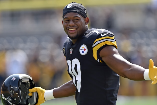 Pittsburgh Steelers wide receiver JuJu Smith-Schuster warms up before an NFL football game in Pittsburgh, Sunday, Sept. 17, 2017. (AP Photo/Don Wright)