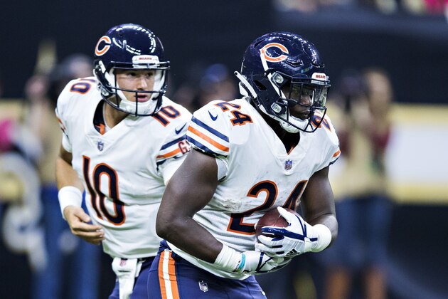 NEW ORLEANS, LA - OCTOBER 29:  Mitchell Trubisky #10 hands off the ball to Jordan Howard #24 of the Chicago Bears during a game against the New Orleans Saints at Mercedes-Benz Superdome on October 29, 2017 in New Orleans, Louisiana.  The Saints defeated the Bears 20-12.  (Photo by Wesley Hitt/Getty Images)
