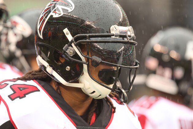 EAST RUTHERFORD, NJ - OCTOBER 29: Running Back Devonta Freeman #24 of the Atlanta Falcons in action against the New York Jets in a heavy rain storm during their game at MetLife Stadium on October 29, 2017 in East Rutherford, New Jersey. (Photo by Al Pereira/Getty Images)