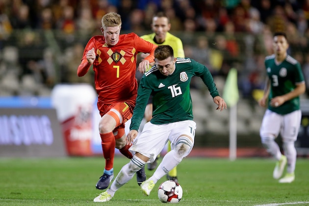 BRUSSEL, BELGIUM - NOVEMBER 10: (L-R) Kevin de Bruyne of Belgium, Hector Herrera of Mexico  during the  International Friendly match between Belgium  v Mexico  at the Koning Boudewijnstadion on November 10, 2017 in Brussel Belgium (Photo by Eric Verhoeven/Soccrates/Getty Images)