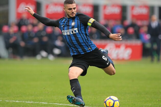 MILAN, ITALY - NOVEMBER 05:  Mauro Emanuel Icardi of FC Internazionale Milano kicks the ball during the Serie A match between FC Internazionale and Torino FC at Stadio Giuseppe Meazza on November 5, 2017 in Milan, Italy.  (Photo by Emilio Andreoli/Getty Images )