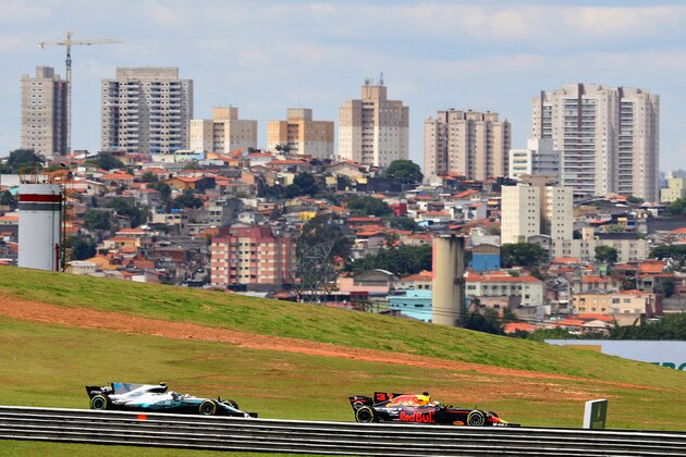SAO PAULO, BRAZIL - NOVEMBER 10: Daniel Ricciardo of Australia driving the (3) Red Bull Racing Red Bull-TAG Heuer RB13 TAG Heuer leads Valtteri Bottas driving the (77) Mercedes AMG Petronas F1 Team Mercedes F1 WO8 on track during practice for the Formula One Grand Prix of Brazil at Autodromo Jose Carlos Pace on November 10, 2017 in Sao Paulo, Brazil.  (Photo by Mark Thompson/Getty Images)