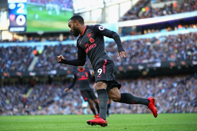MANCHESTER, ENGLAND - NOVEMBER 05: Alexandre Lacazette of Arsenal celebrates scoring his sides first goal during the Premier League match between Manchester City and Arsenal at Etihad Stadium on November 5, 2017 in Manchester, England.  (Photo by Clive Brunskill/Getty Images)