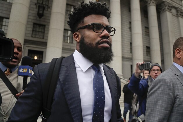 Dallas Cowboys NFL football star Ezekiel Elliott walks out of federal court, Thursday, Nov. 9, 2017, in New York. Elliott's lawyers argued before a Manhattan federal appeals court on whether the Cowboys running back should be allowed to play while three judges decide the fate of his six-game suspension for alleged domestic violence. (AP Photo/Julie Jacobson)