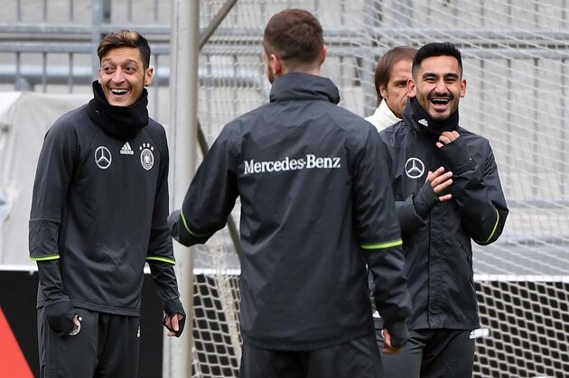 Germany's midfielder Ilkay Guendogan and Germany's midfielder Mesut Oezil warm up during a training session in Hamburg, Germany on October 06, 2016 prior to the WC 2018 football qualification match between Germany and Czech Republik in Hamburg on October 08, 2016. / AFP / PATRIK STOLLARZ        (Photo credit should read PATRIK STOLLARZ/AFP/Getty Images)
