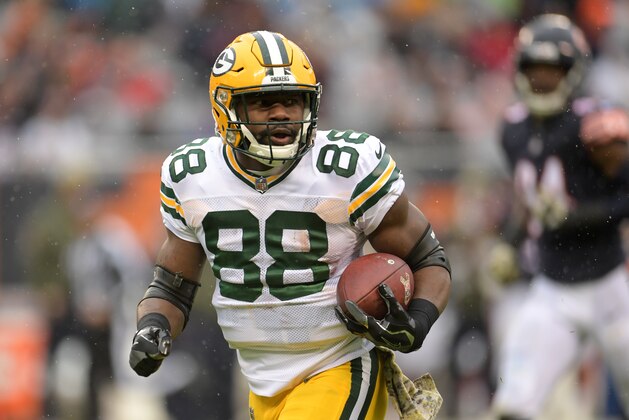 CHICAGO, IL - NOVEMBER 12:  Ty Montgomery #88 of the Green Bay Packers carries the football toward the endzone for a touchdown in the second quarter against the Chicago Bears at Soldier Field on November 12, 2017 in Chicago, Illinois.  (Photo by Stacy Revere/Getty Images)