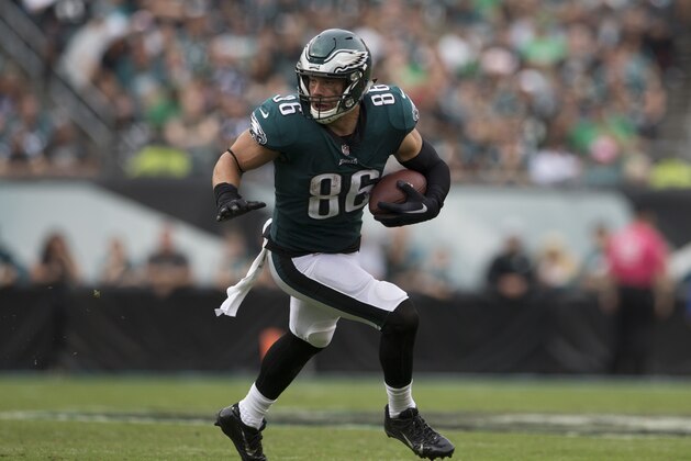 PHILADELPHIA, PA - OCTOBER 08: Zach Ertz #86 of the Philadelphia Eagles runs with the ball against the Arizona Cardinals at Lincoln Financial Field on October 8, 2017 in Philadelphia, Pennsylvania. (Photo by Mitchell Leff/Getty Images)