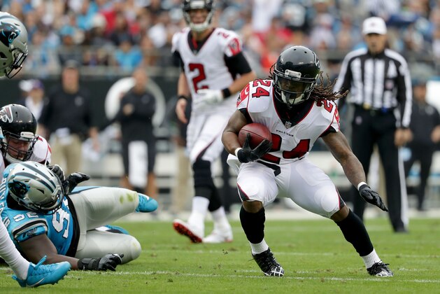 CHARLOTTE, NC - NOVEMBER 05:  Devonta Freeman #24 of the Atlanta Falcons runs the ball against the Carolina Panthers in the second quarter during their game at Bank of America Stadium on November 5, 2017 in Charlotte, North Carolina.  (Photo by Streeter Lecka/Getty Images)