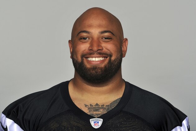 ARCHIVO - La imagen de archivo de 2014 muestra a Roy Miller, entonces jugador de los Jaguars de Jacksonville de la NFL. Miller, ahora con los Chiefs, fue arrestado en Florida bajo un cargo por violencia doméstica el sábado 11 de noviembre de 2017, de acuerdo con registros de cárcel. (AP Foto/archivo)