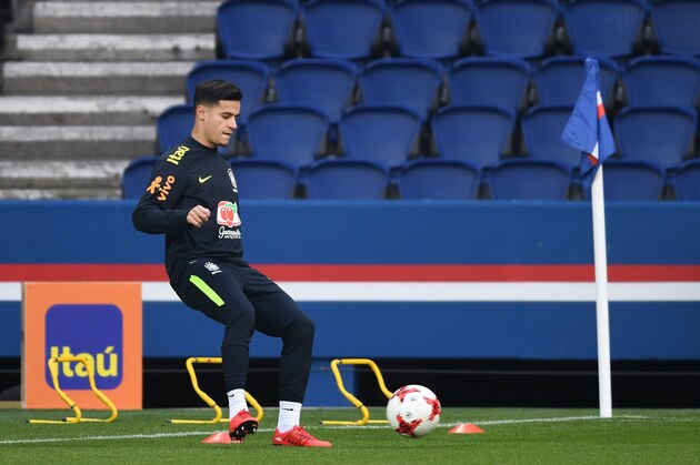 Brazil's midfielder Philippe Coutinho plays with the ball during a training session at the Parc des Princes stadium in Paris on November 8, 2017 as part of the team's preparation for the friendly football match against Japan. / AFP PHOTO / FRANCK FIFE        (Photo credit should read FRANCK FIFE/AFP/Getty Images)