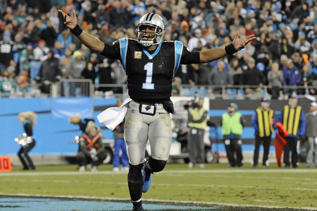 Cam Newton, de los Panthers de Carolina, festeja un touchdown en el partido frente a los Dolphins de Miami, el lunes 13 de noviembre de 2017 (AP Foto/Mike McCarn)