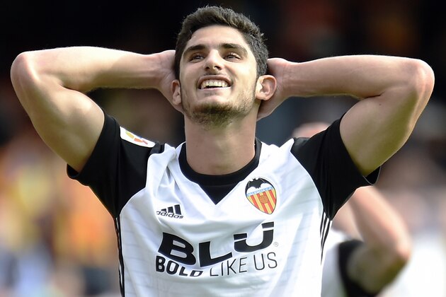 Valencia's Portuguese forward Goncalo Guedes gestures after missing an attempt on goal during the Spanish league footbal match Valencia CF vs Club Deportivo Leganes SAD at the Mestalla stadium in Valencia on November 4, 2017. / AFP PHOTO / JOSE JORDAN        (Photo credit should read JOSE JORDAN/AFP/Getty Images)