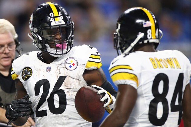 DETROIT, MI - OCTOBER 29: Running back Le'Veon Bell #26 of the Pittsburgh Steelers  celebrates his touchdown with teammate wide receiver Antonio Brown #84 of the Pittsburgh Steelers during the first half at Ford Field on October 29, 2017 in Detroit, Michigan. (Photo by Gregory Shamus/Getty Images)