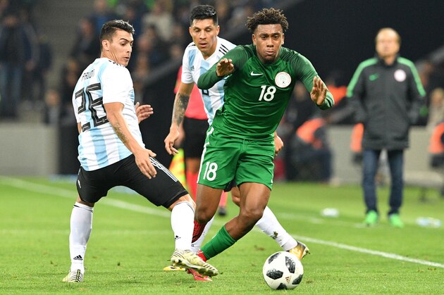 Argentina's Cristian Pavon (L) and Nigeria's Alexander Iwobi vie for the ball during an international friendly football match between Argentina and Nigeria in Krasnodar on November 14, 2017. / AFP PHOTO / Mladen ANTONOV        (Photo credit should read MLADEN ANTONOV/AFP/Getty Images)