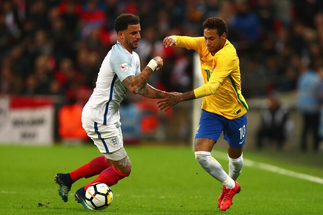 LONDON, ENGLAND - NOVEMBER 14:  Kyle Walker of England and Neymar Jr of Brazil battle for possession during the international friendly match between England and Brazil at Wembley Stadium on November 14, 2017 in London, England.  (Photo by Clive Rose/Getty Images)