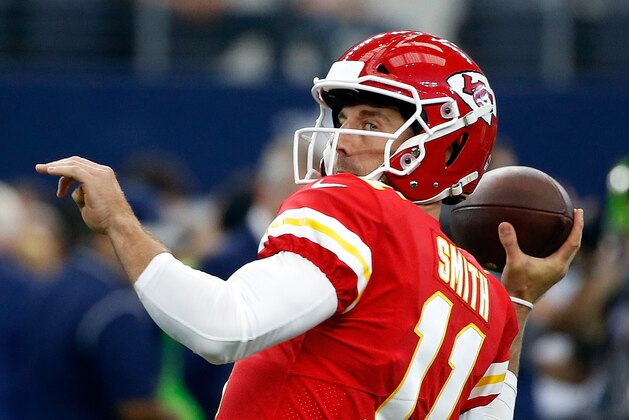 ARLINGTON, TX - NOVEMBER 05:  Alex Smith #11 of the Kansas City Chiefs wamrs up before the game against the Dallas Cowboys at AT&T Stadium on November 5, 2017 in Arlington, Texas.  (Photo by Ron Jenkins/Getty Images)