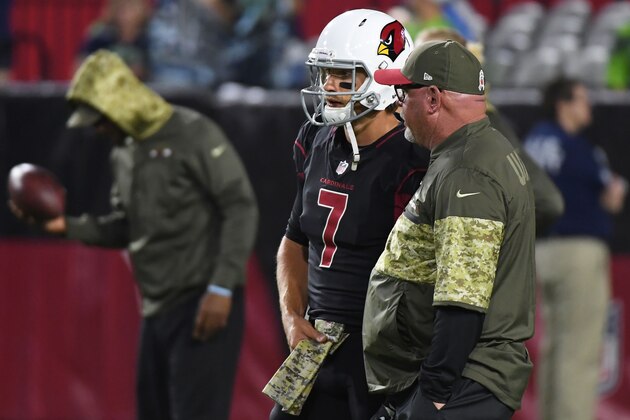 GLENDALE, AZ - NOVEMBER 09: Quarterback Blaine Gabbert #7 of the Arizona Cardinals talks with head coach Bruce Arians prior to the game against the Seattle Seahawks at University of Phoenix Stadium on November 9, 2017 in Glendale, Arizona. (Photo by Norm Hall/Getty Images)