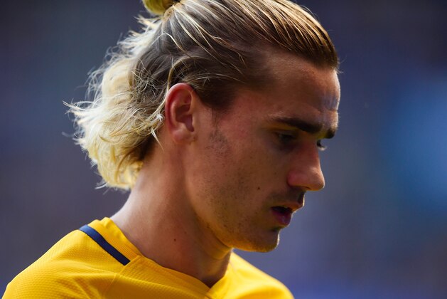 Atletico Madrid's French forward Antoine Griezmann attends the Spanish league football match Deportivo Coruna vs Atletico Madrid at the Riazor stadium in La Coruna on November 4, 2017. / AFP PHOTO / MIGUEL RIOPA        (Photo credit should read MIGUEL RIOPA/AFP/Getty Images)